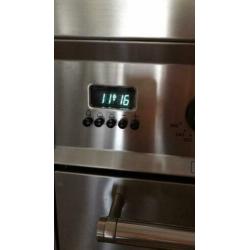 De oven is bijna niet gebruikt. Het fornuis is 90 cm breed.