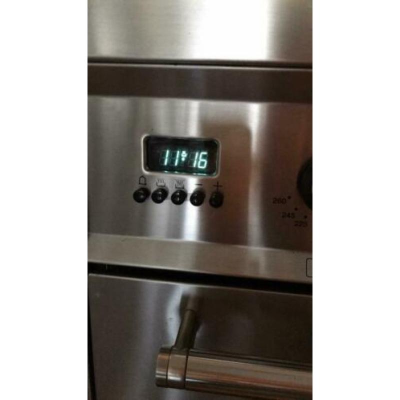 De oven is bijna niet gebruikt. Het fornuis is 90 cm breed.