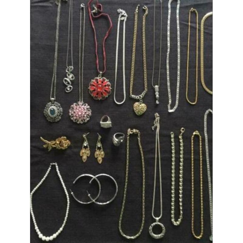 Sieraden partij(110st.)goede staat,bieden vanaf 80,-€ aub