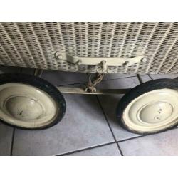 Vintage kinderwagen onderstel. Leuk voor decoratie babykamer