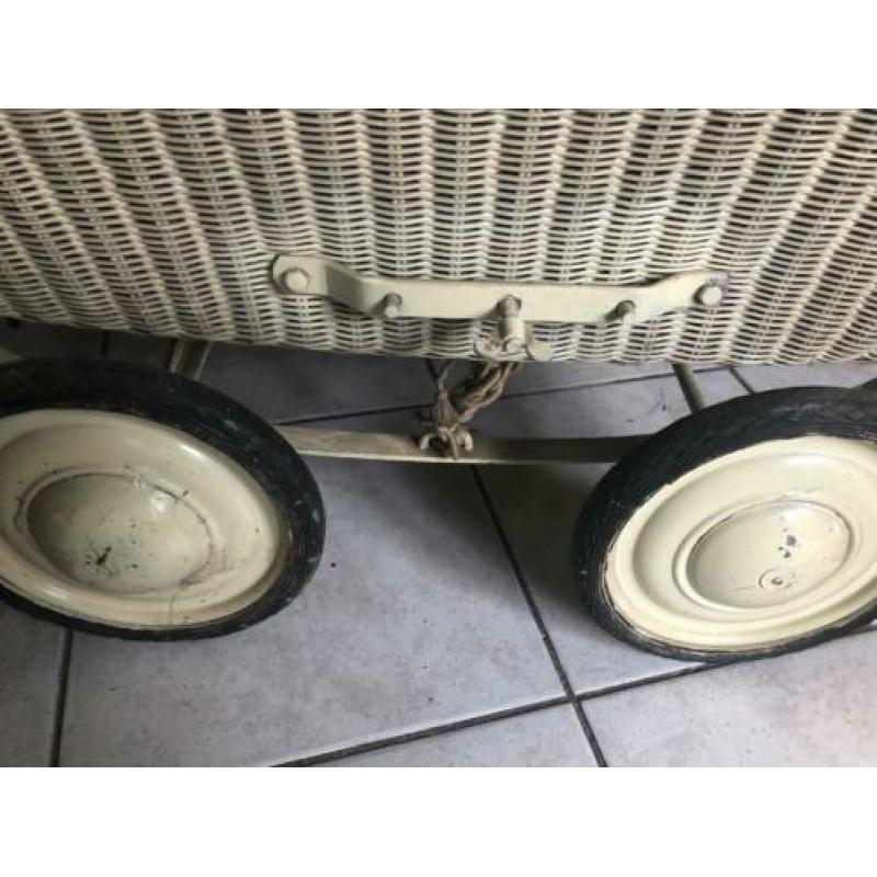 Vintage kinderwagen onderstel. Leuk voor decoratie babykamer