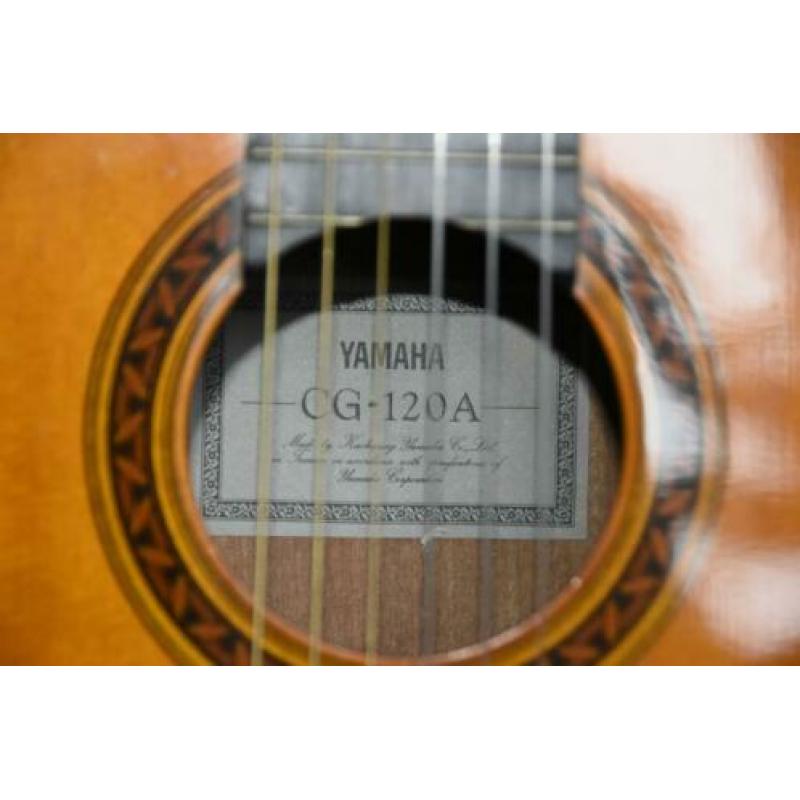 Mooie Yamaha Akoestische gitaar CG 120A + degelijke hoes