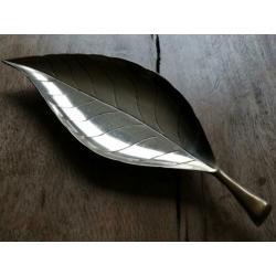 Dienblad in de vorm van boomblad. Messing.