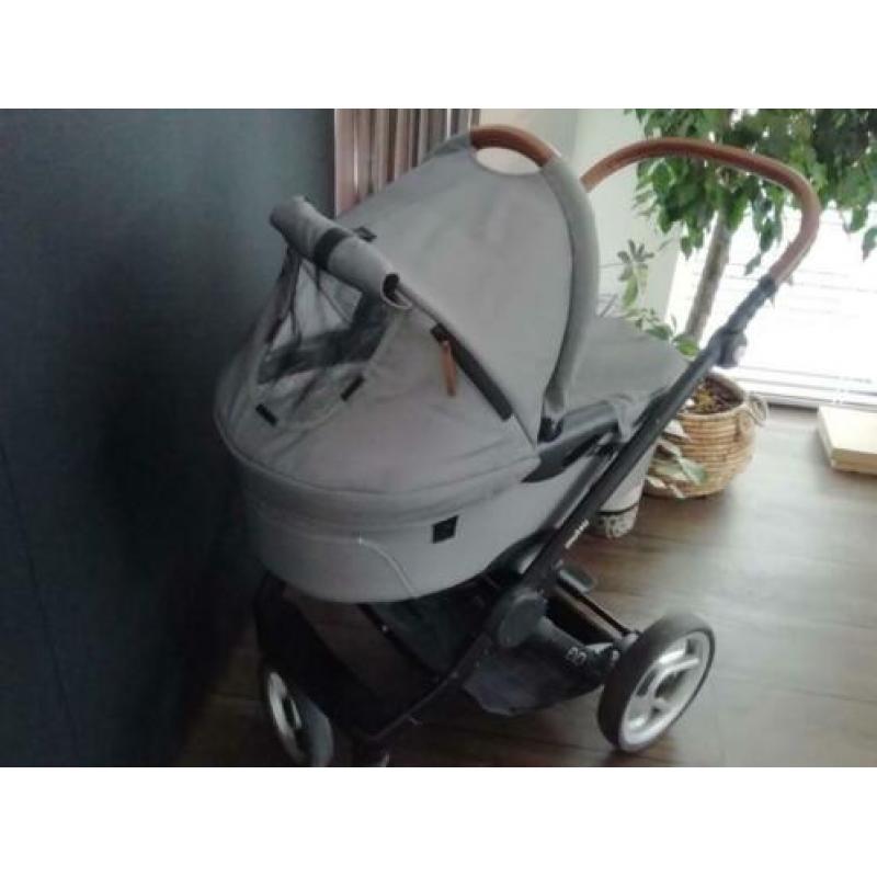 Mutsy Evo Urban Nomad Light Grey Zwart Frame Cognac Greep