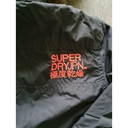 Superdry tussenjas valt als s / smalle m