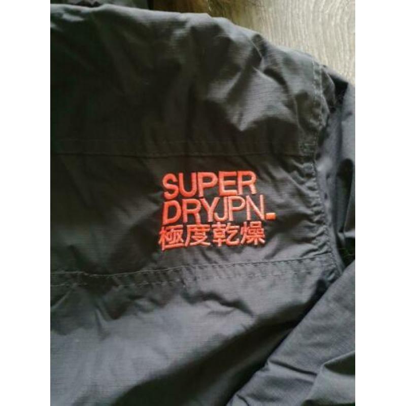 Superdry tussenjas valt als s / smalle m