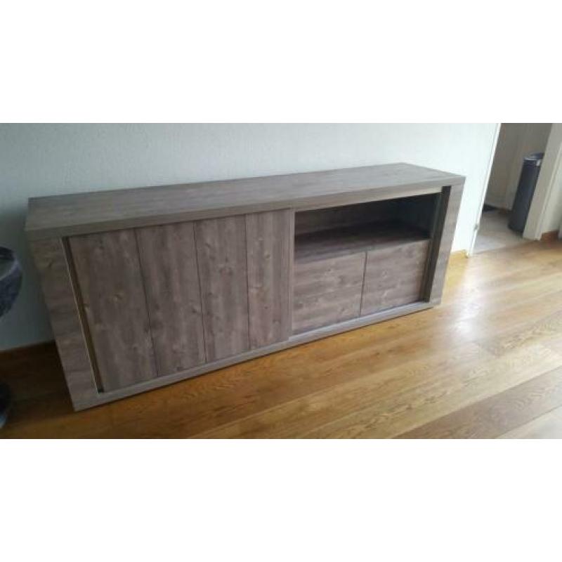 Dressoir, eettafel, salontafel en tvmeubel