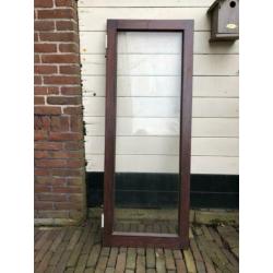 Vier hardhouten kozijnen.