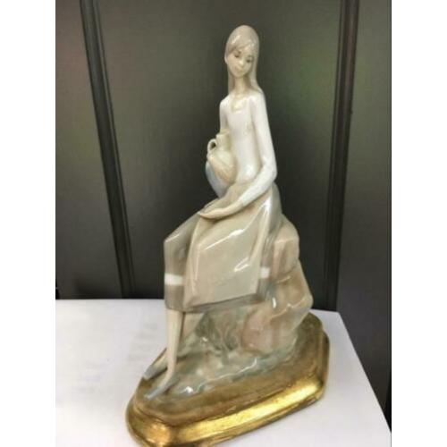 Beeld slanke vrouw liadro