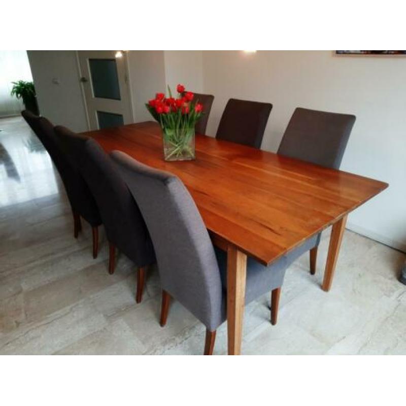 Eettafel met zes stoelen