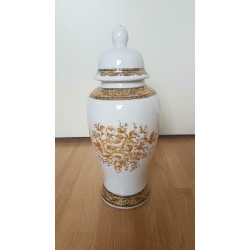 Witte vaas met gouden versieringen (handbewerkt)