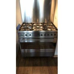 De oven is bijna niet gebruikt. Het fornuis is 90 cm breed.