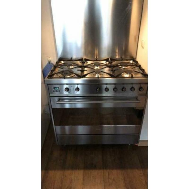 De oven is bijna niet gebruikt. Het fornuis is 90 cm breed.