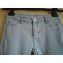 Mooie Lichtblauwe Skinny fit& Demin . Maat 146