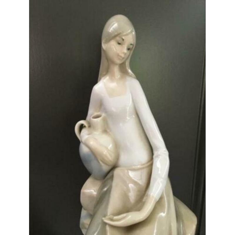 Beeld slanke vrouw liadro