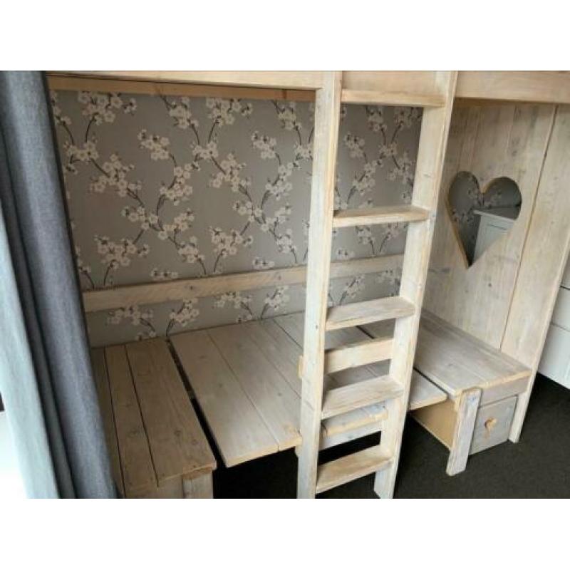 Mooie hoogslaper/stapelbed van steigerhout