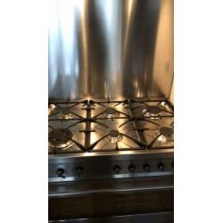 De oven is bijna niet gebruikt. Het fornuis is 90 cm breed.