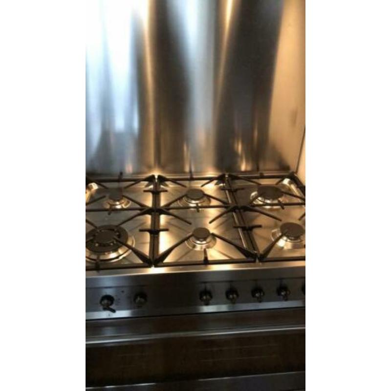 De oven is bijna niet gebruikt. Het fornuis is 90 cm breed.