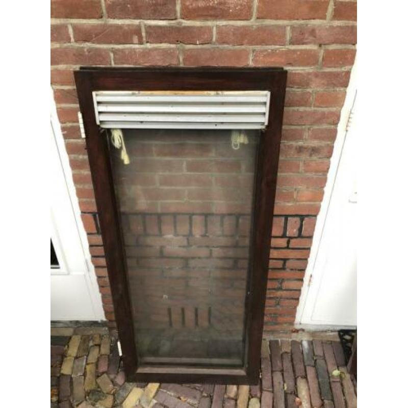 Vier hardhouten kozijnen.