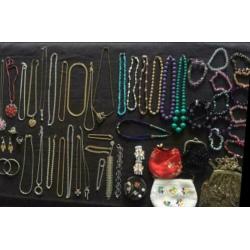 Sieraden partij(110st.)goede staat,bieden vanaf 80,-€ aub