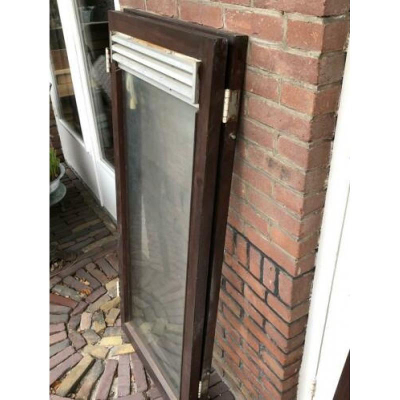 Vier hardhouten kozijnen.