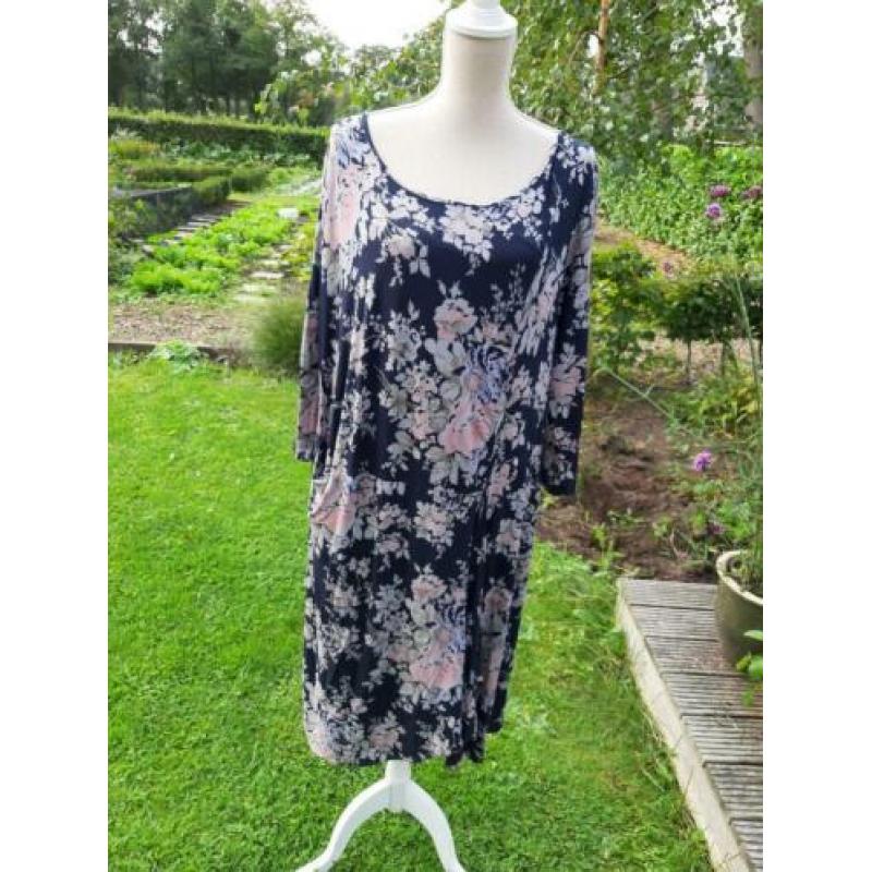 Mooie blauwe/ roze gebloemde rok mt 54