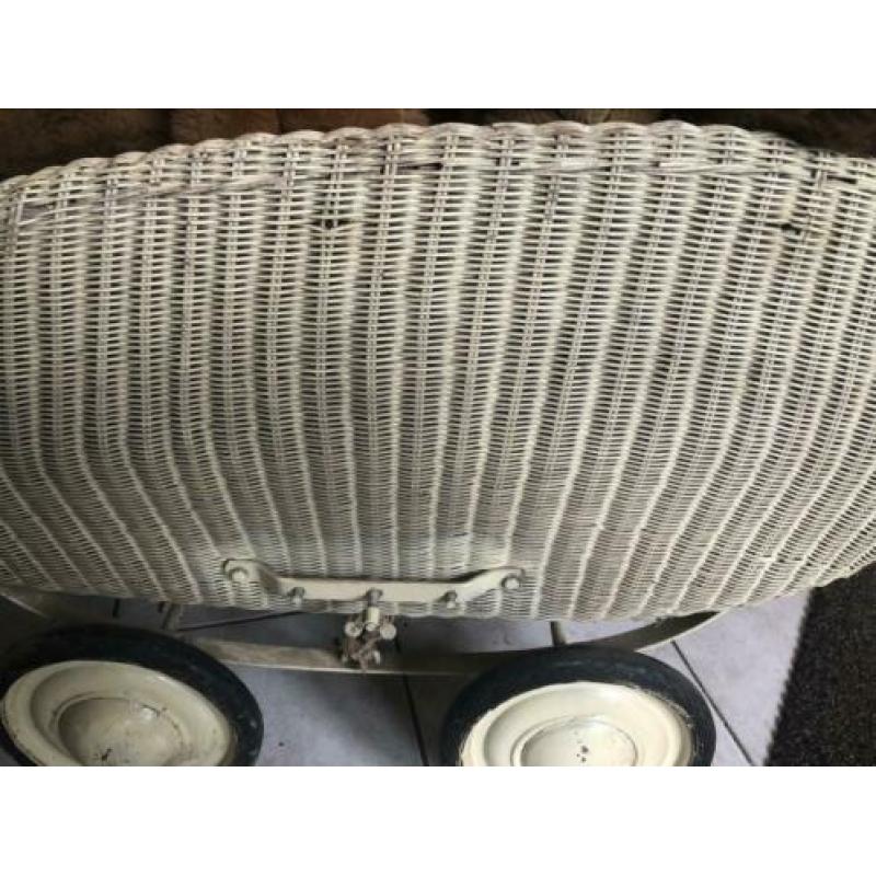 Vintage kinderwagen onderstel. Leuk voor decoratie babykamer