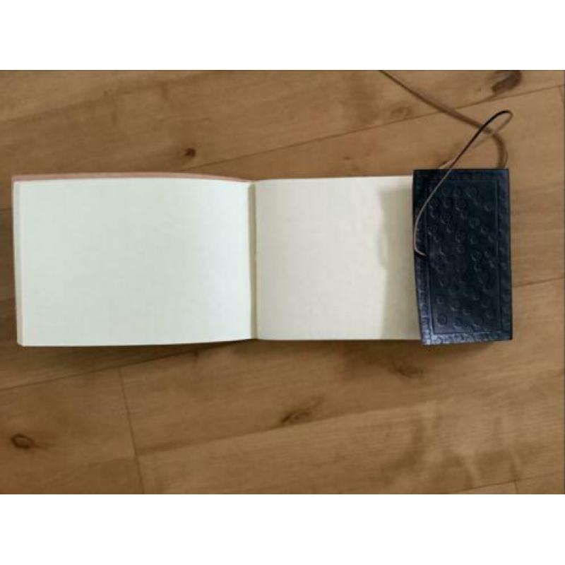 Lederen album met handgeschept papier