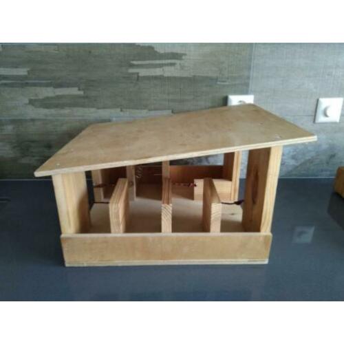 Te koop: houten manage voor schleich paarden