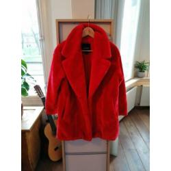 Prachtige rode faux fur / bontjas te koop Monki