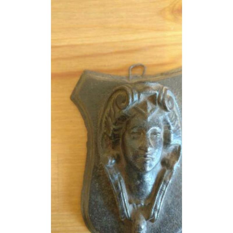 Wapenschild hoofd van vrouw, (giet)ijzer, midden 19e eeuw