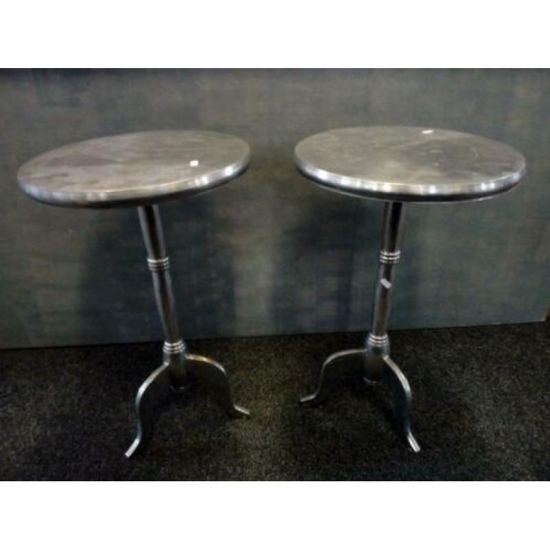 2 metalen bijzettafeltjes