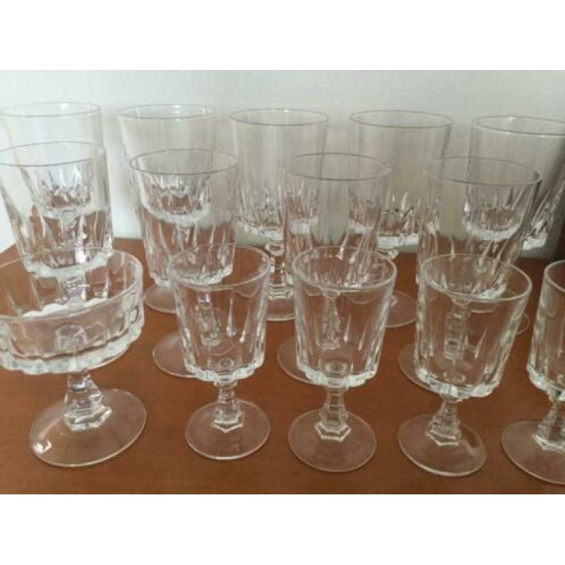 Alles moet weg 14 delen glasservies Christal d'Arques Louvre