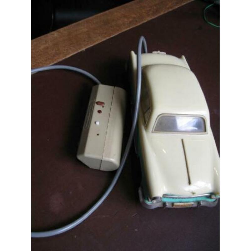 Oude speelgoedauto met afstandbediening