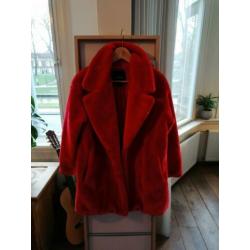 Prachtige rode faux fur / bontjas te koop Monki
