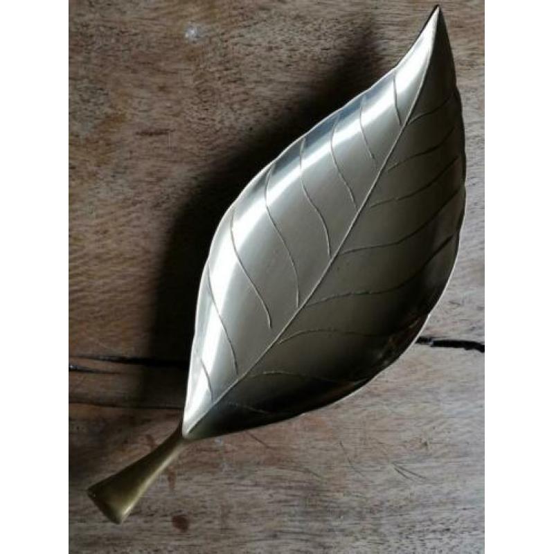 Dienblad in de vorm van boomblad. Messing.