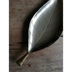 Dienblad in de vorm van boomblad. Messing.