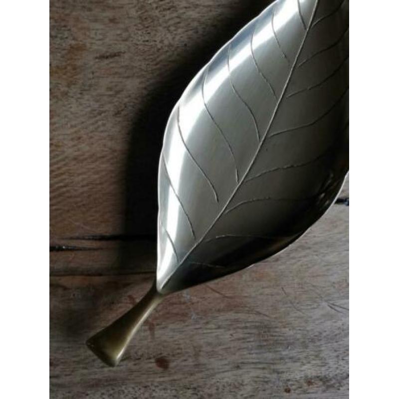 Dienblad in de vorm van boomblad. Messing.