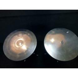 2 metalen bijzettafeltjes