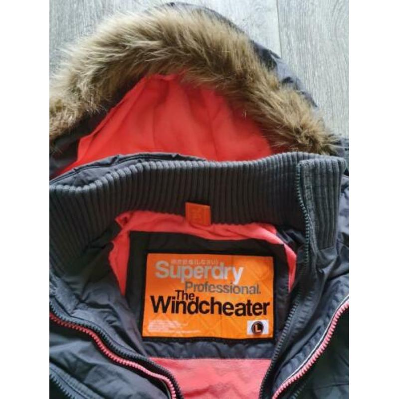 Superdry tussenjas valt als s / smalle m
