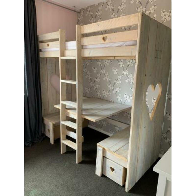 Mooie hoogslaper/stapelbed van steigerhout