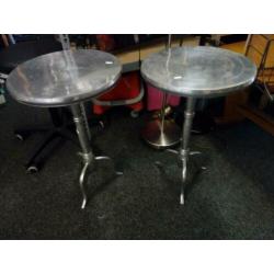 2 metalen bijzettafeltjes
