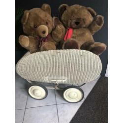 Vintage kinderwagen onderstel. Leuk voor decoratie babykamer