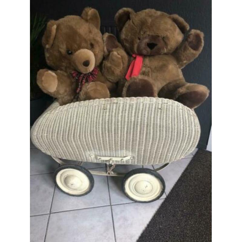 Vintage kinderwagen onderstel. Leuk voor decoratie babykamer