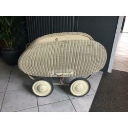 Vintage kinderwagen onderstel. Leuk voor decoratie babykamer