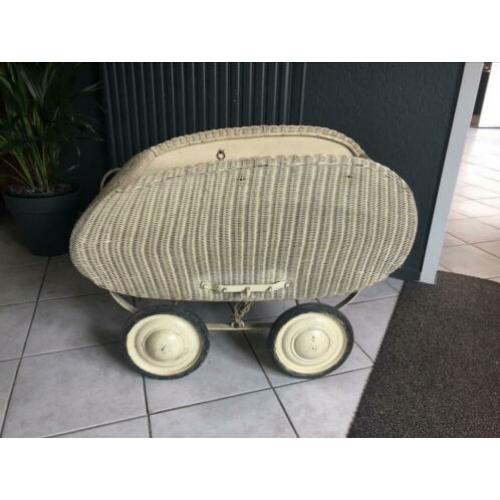 Vintage kinderwagen onderstel. Leuk voor decoratie babykamer