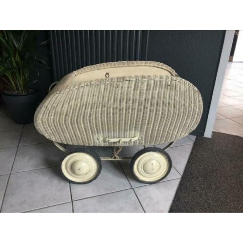 Vintage kinderwagen onderstel. Leuk voor decoratie babykamer