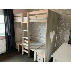 Mooie hoogslaper/stapelbed van steigerhout