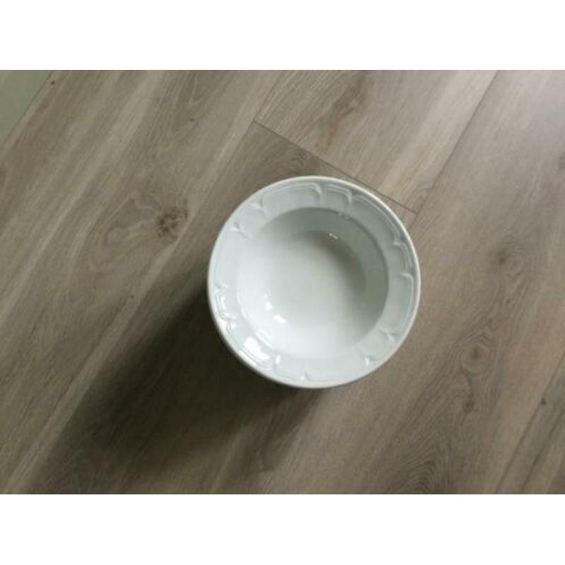 Serviesgoed wit diepe borden en schaaltjes