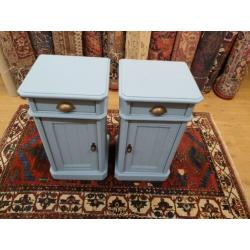 Set van 2 brocante geschilderde nachtkastjes